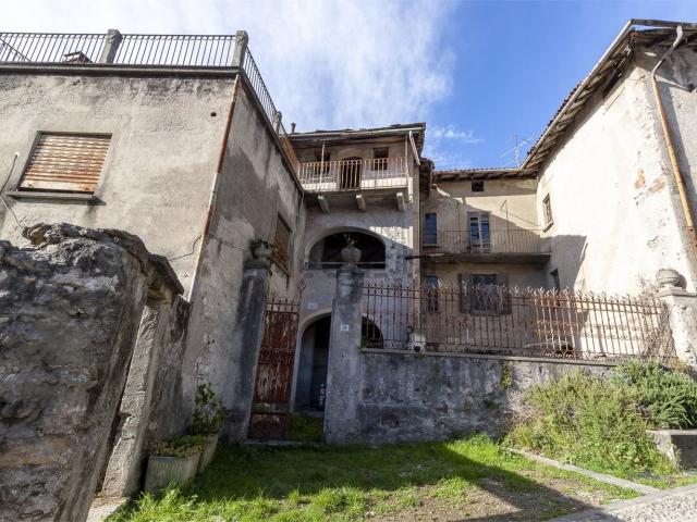 Villetta indipendente in vendita di 410 m² in Via Dante Alighieri, 1