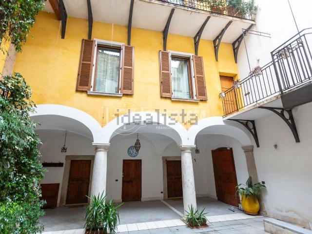 Villetta indipendente in vendita di 412 m² in Via Nino Bixio