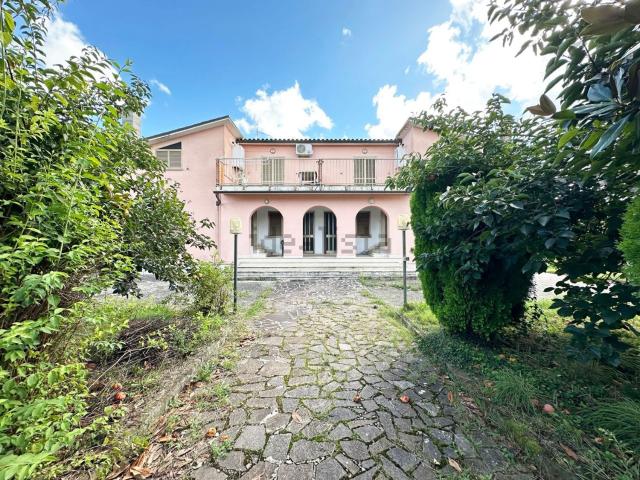 Villetta indipendente in vendita di 415 m² in Via Amerina, 5