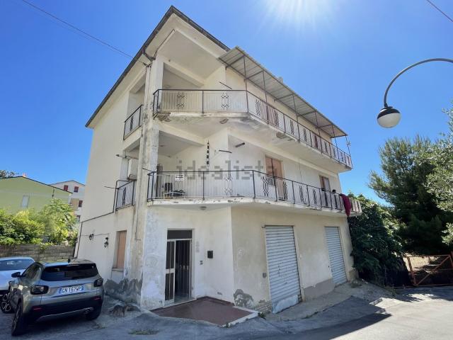 Villetta indipendente in vendita di 419 m² in Via Colmarino