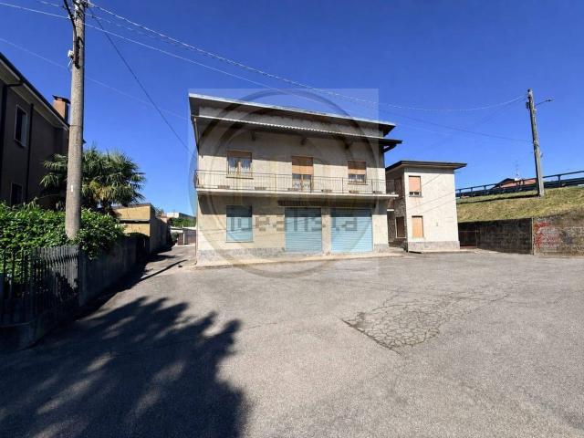 Villetta indipendente in vendita di 420 m² in Via C. Rosselli, 30