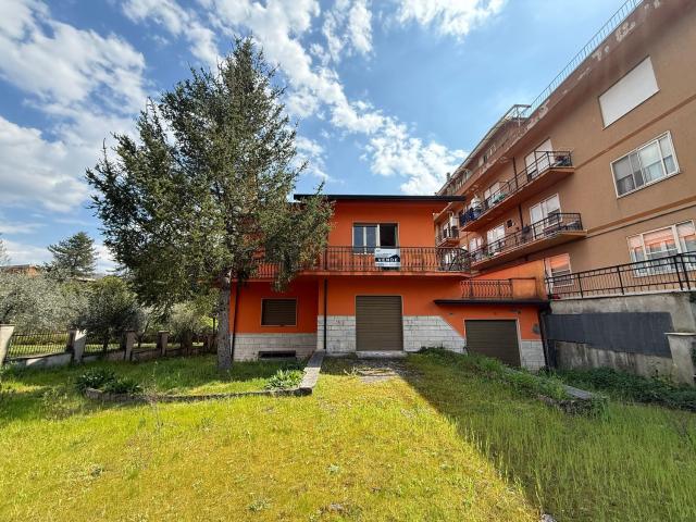 Villetta indipendente in vendita di 420 m² in Via Conte Canofari