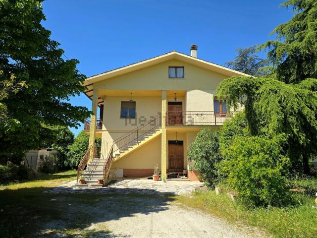Villetta indipendente in vendita di 420 m² in Contrada Berta, 19