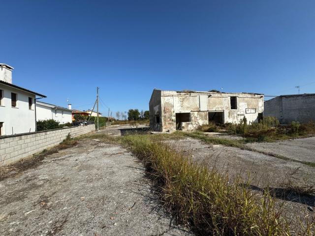 Villetta indipendente in vendita di 4251 m² in Via Quirina, 51
