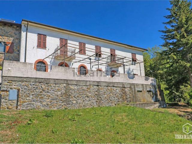 Villetta indipendente in vendita di 425 m² in Via Canossa