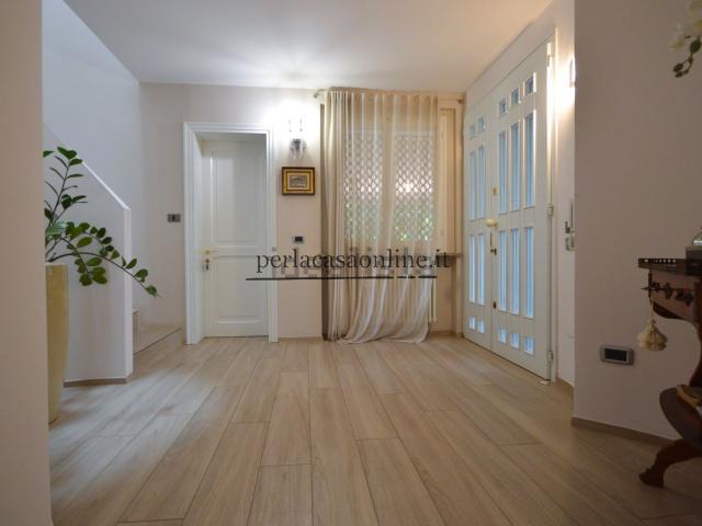 Villetta indipendente in vendita di 430 m² in Via Aldo Moro