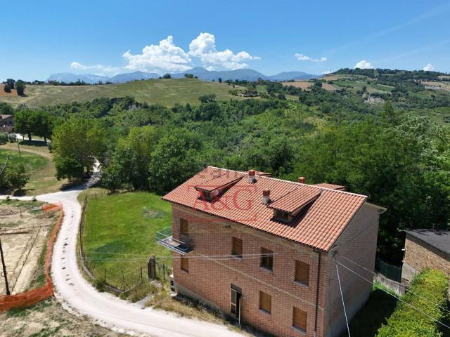 Villetta indipendente in vendita di 431 m² in Contrada Cornacchioni, 57