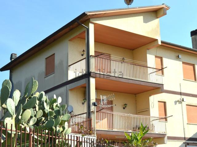 Villetta indipendente in vendita di 435 m² in Contrada Monticchio