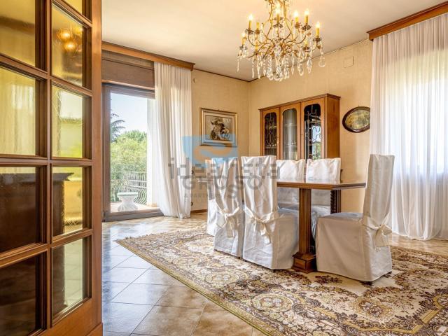 Villetta indipendente in vendita di 438 m² in Via Podgora