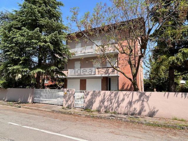 Villetta indipendente in vendita di 440 m² in Strada Tre Olmi