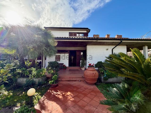 Villetta indipendente in vendita di 445 m² in Via Monviso