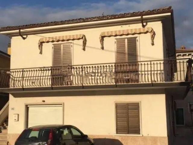 Villetta indipendente in vendita di 445 m² in Piazza Ugo Zannoni