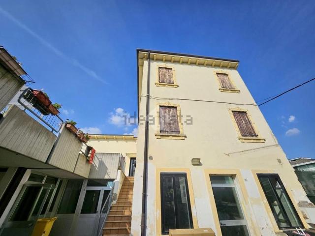 Villetta indipendente in vendita di 448 m² in Via Dott. F. Garofoli, 154