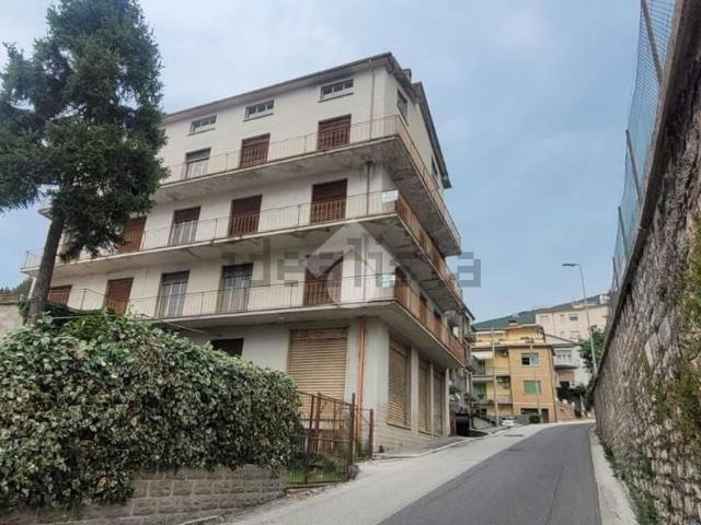 Villetta indipendente in vendita di 450 m² in Via Angelo Pennoni
