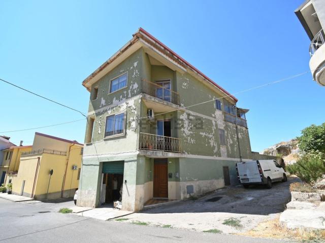 Villetta indipendente in vendita di 450 m² in Via Giacomo Leopardi