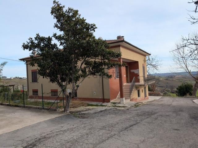 Villetta indipendente in vendita di 450 m² in Via Gioacchino Rossini