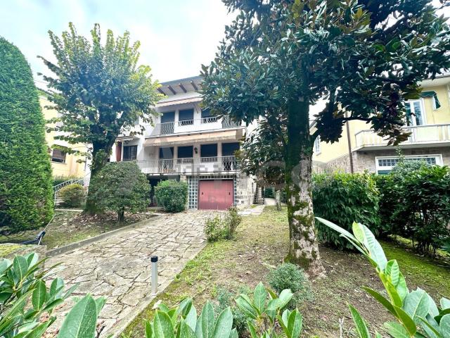 Villetta indipendente in vendita di 450 m² in Via Giovanni Pascoli