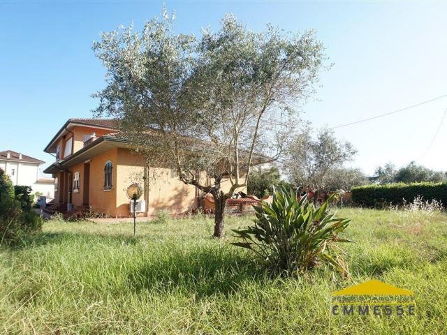 Villetta indipendente in vendita di 450 m² in Via Fossone Alto