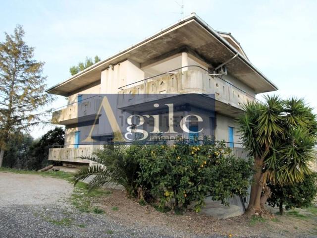 Villetta indipendente in vendita di 450 m² in Via Ferretti