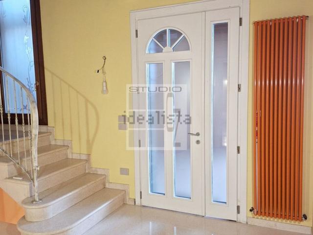 Villetta indipendente in vendita di 450 m² in Via Roma