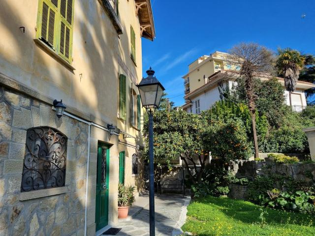 Villetta indipendente in vendita di 450 m² in Via Zeffiro Massa, 344