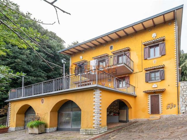 Villetta indipendente in vendita di 452 m² in Strada Fontana la Trinità