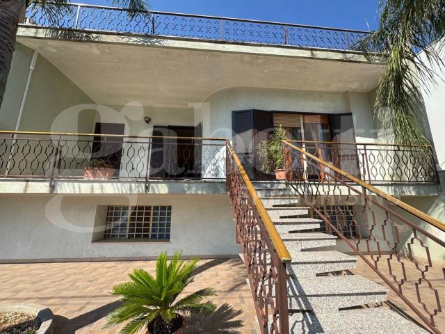 Villetta indipendente in vendita di 460 m² in Via Ascanio Grandi