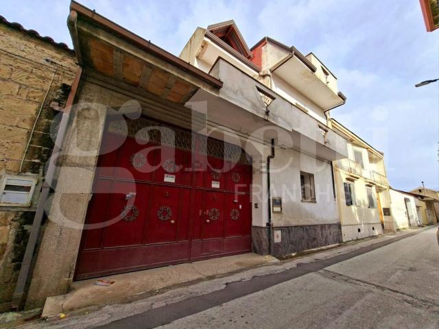 Villetta indipendente in vendita di 476 m² in Via Saverio Mercadante