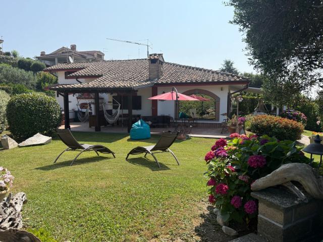Villetta indipendente in vendita di 480 m² in Via Degli Olivi, 3