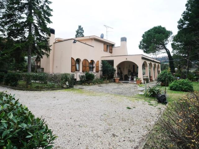 Villetta indipendente in vendita di 484 m² in Via Roncosambaccio, 139