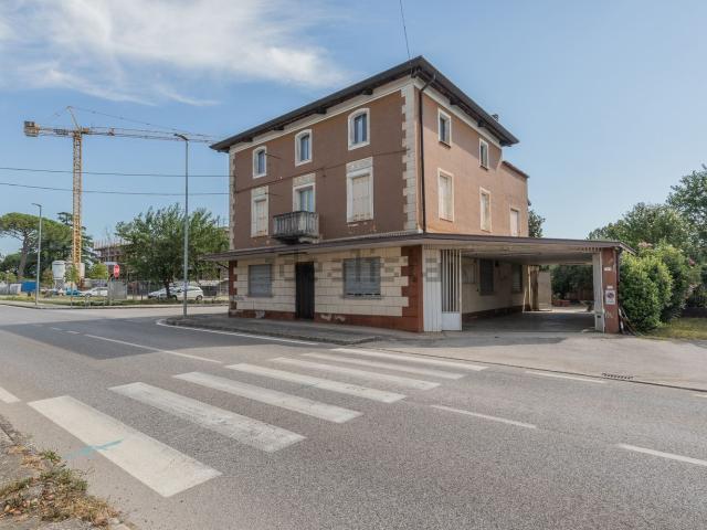 Villetta indipendente in vendita di 484 m² in Via Udine, 66