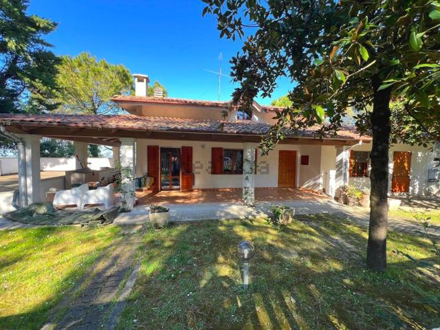 Villetta indipendente in vendita di 487 m² in Via Serra