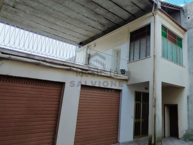 Villetta indipendente in vendita di 490 m² in Via Calore