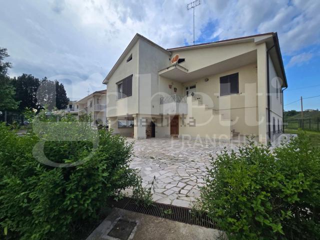 Villetta indipendente in vendita di 490 m² in Via Nazionale per Teramo, 74
