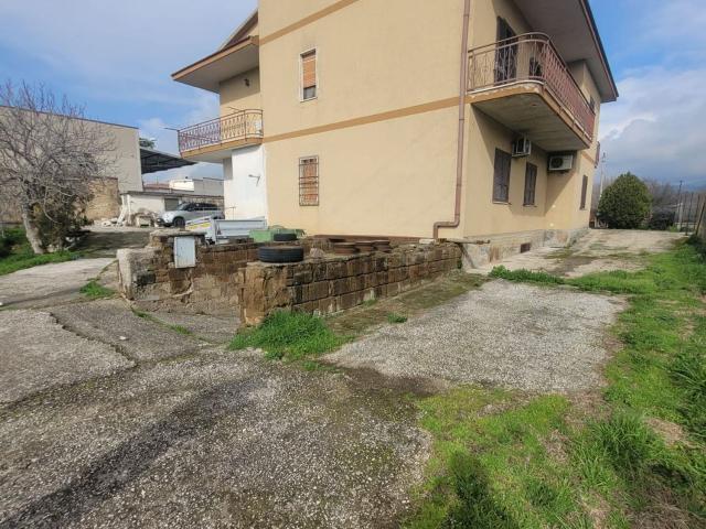 Villetta indipendente in vendita di 500 m² in Via Appia