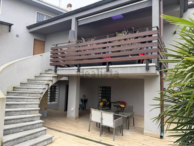 Villetta indipendente in vendita di 510 m² in Viale Francesco Petrarca