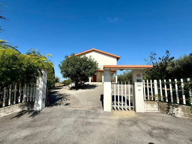 Villetta indipendente in vendita di 510 m² in Contrada Castelnuovo, 46