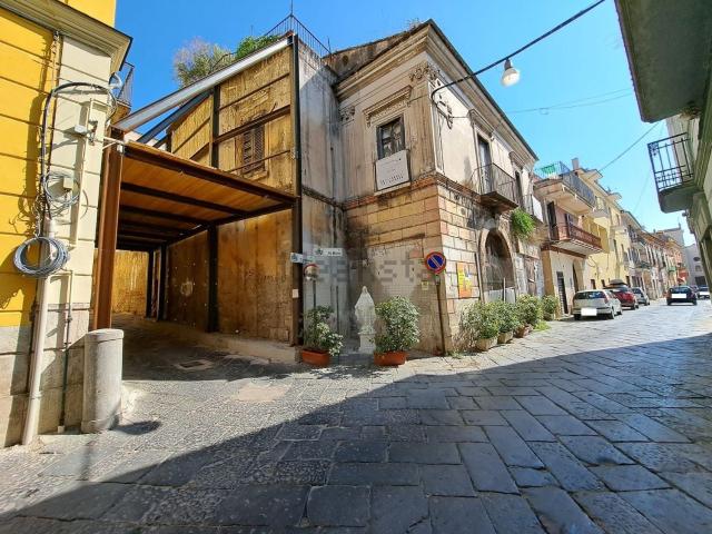 Villetta indipendente in vendita di 515 m² in Via Nino Bixio