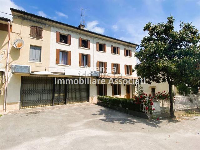 Villetta indipendente in vendita di 526 m² in Via Olivi, 31