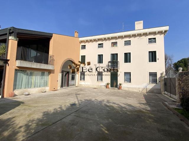 Villetta indipendente in vendita di 543 m² in Via 24 Maggio