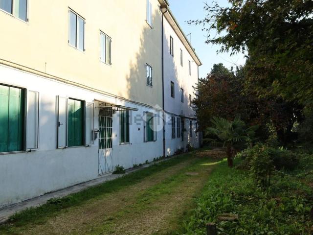 Villetta indipendente in vendita di 550 m² in Via Francesco Corradini, 30