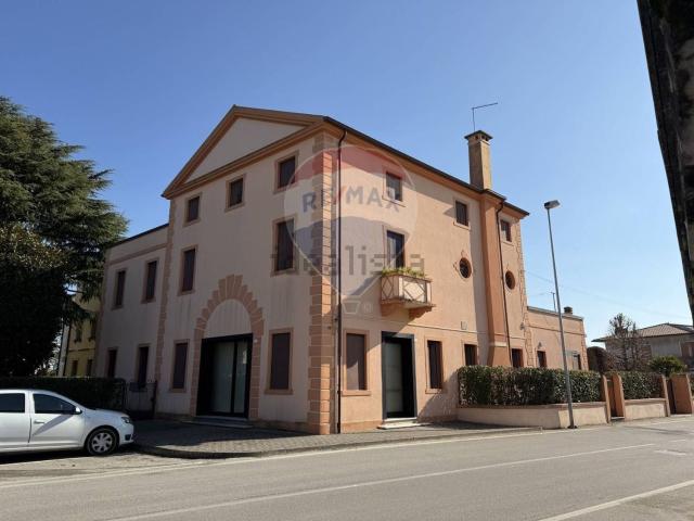 Villetta indipendente in vendita di 550 m² in Via M. Bossi, 4