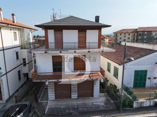 Villetta indipendente in vendita di 560 m² in Via Dante Alighieri