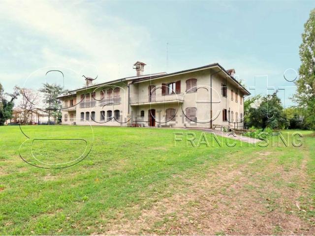 Villetta indipendente in vendita di 560 m² in Via Per Burana