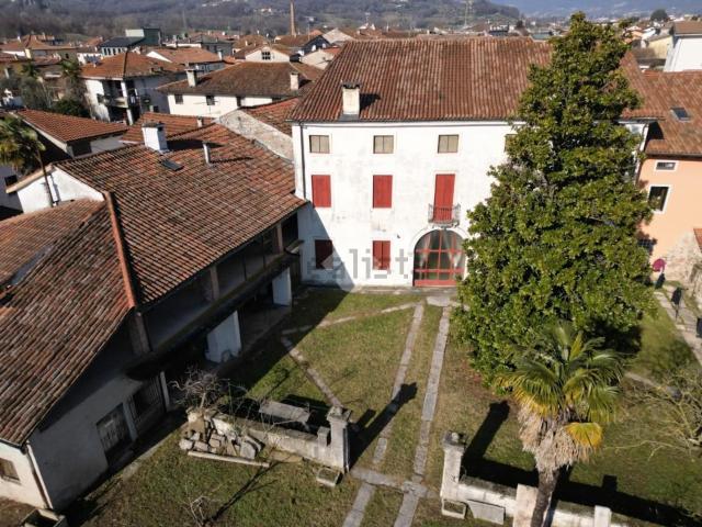 Villetta indipendente in vendita di 567 m² in Viale Europa, 36