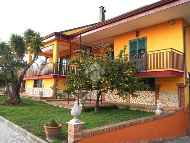 Villetta indipendente in vendita di 571 m² in Via Frosano, 158