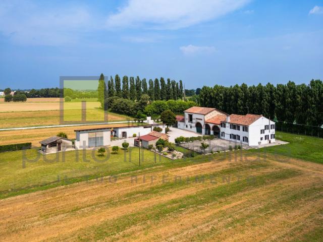 Villetta indipendente in vendita di 619 m² in Via Aquileia