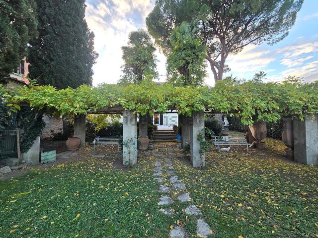 Villetta indipendente in vendita di 630 m² in Via del Canto