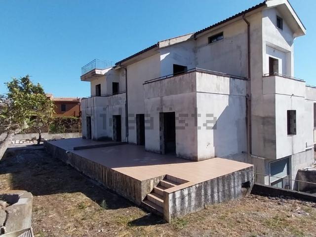 Villetta indipendente in vendita di 650 m² in Via Padre Pio