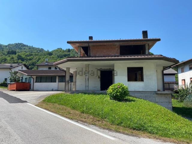 Villetta indipendente in vendita di 670 m² in Via Dante Alighieri